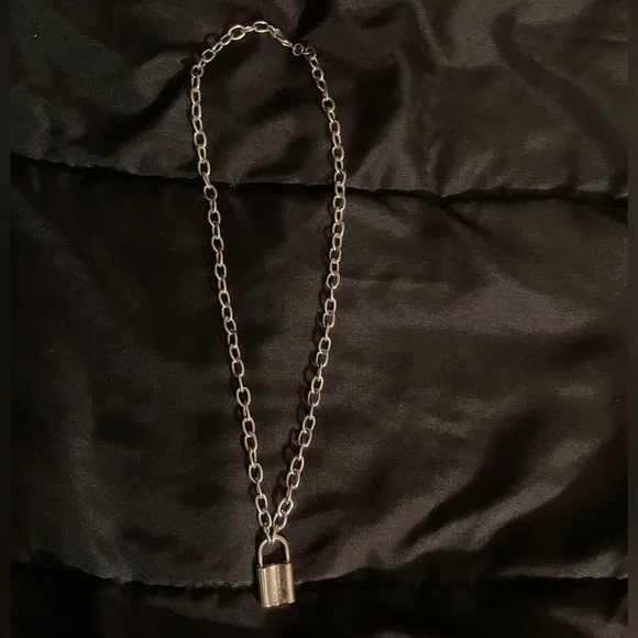 Silver Lock Chain - Picture 1 of 1
